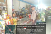 Foto : Personel Polsek Air Besar melaksanakan kegiatan patroli dialogis dengan menyambangi pemilik toko dan warga di wilayah Kecamatan Air Besar