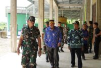 Foto : Danrem 121/Abw Brigjen TNI Purnomosidi meninjau langsung hasil pembangunan MCK dan tempat wudhu Masjid Jamiatul Muslimin