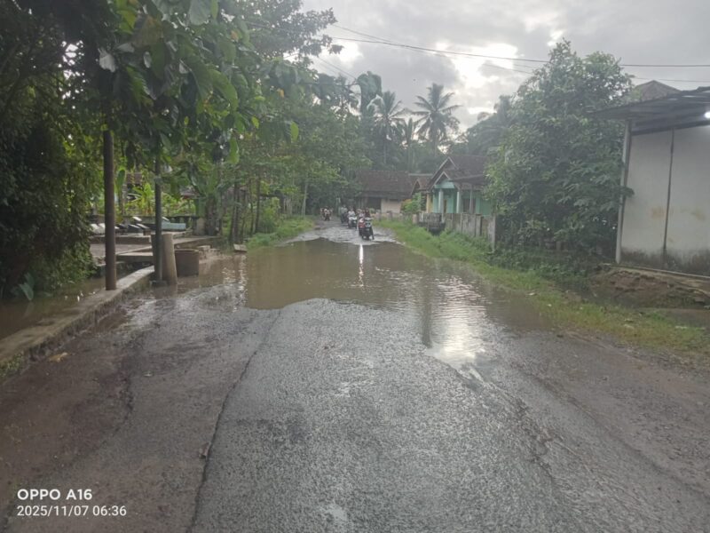 Foto : Jalan kabupaten yang berada di Kampung Margahayu, Desa Sukadame, Kecamatan Pagelaran, Kabupaten Pandeglang, yang terendam banjir
