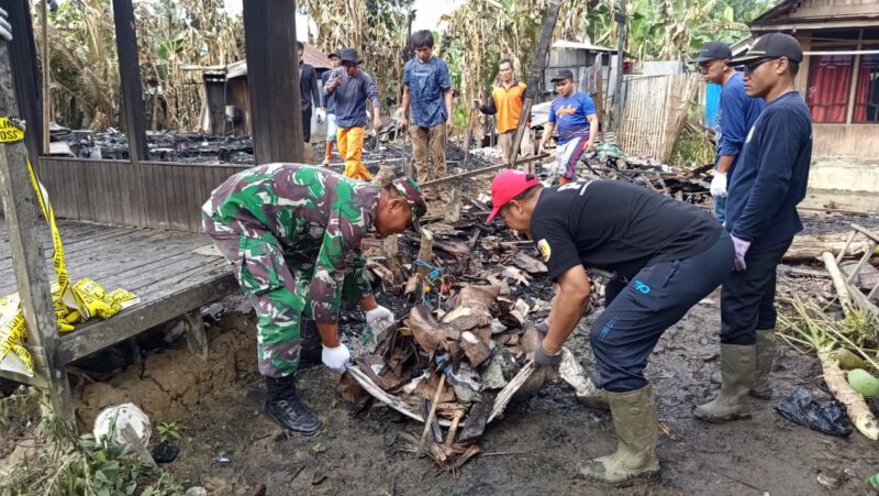 Foto : Kegiatan pembersihan puing-puing pascakebakaran rumah warga di RT 02 RW 01 Desa Ayuang, Kecamatan Barabai, Kabupaten Hulu Sungai Tengah