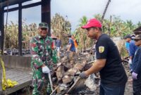 Foto : Pembersihan puing-puing pascakebakaran rumah warga di RT 02 RW 01 Desa Ayuang, Kecamatan Barabai, Kabupaten Hulu Sungai Tengah