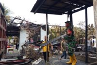 Foto : Kegiatan pembersihan puing-puing pascakebakaran rumah warga di RT 02 RW 01 Desa Ayuang, Kecamatan Barabai, Kabupaten Hulu Sungai Tengah