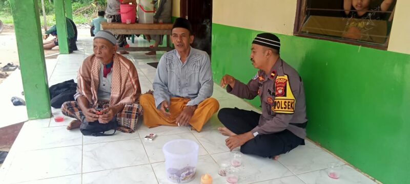 Foto : Kapolsek Sebangki Sambangi Jamaah Masjid Uswatun Hasanah di Dusun Ibul I