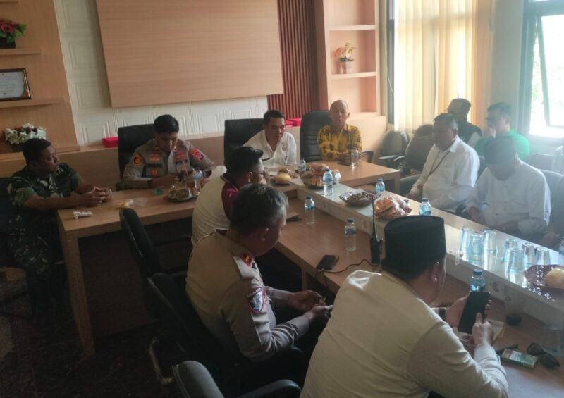 Foto : Sukri Kabid Dishub Kab Tangerang Hadiri Undangan Bahas Penolakan Dum Truk Tanah Melintas Di Cisoka