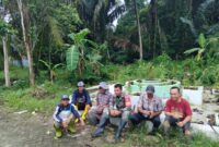 Foto : Babinsa Koramil 1002-01/Batang Alai Selatan Kopda Hidayat melaksanakan komunikasi sosial (Komsos) dengan warga Desa Kapar