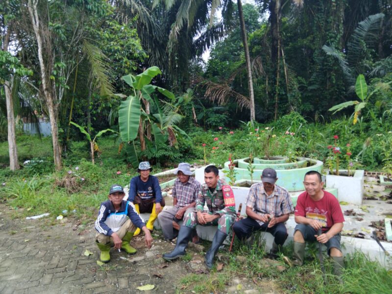 Foto : Babinsa Koramil 1002-01/Batang Alai Selatan Kopda Hidayat melaksanakan komunikasi sosial (Komsos) dengan warga Desa Kapar
